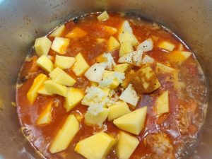 Бограч на плиті по-закарпатськи: смачний і ситний рецепт