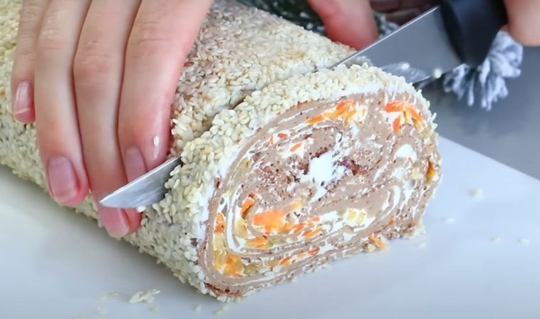 Новорічний шедевр із простих продуктів. Новий святковий рецепт печінкового рулету