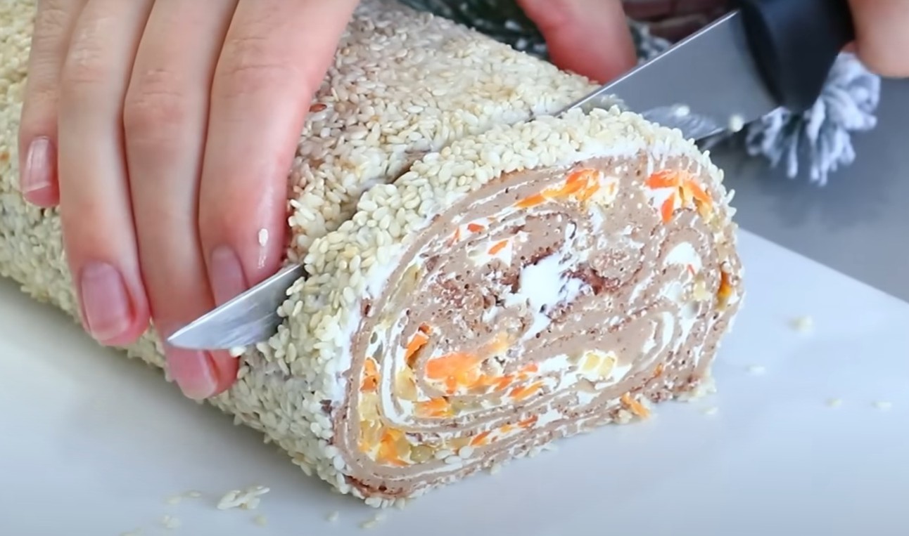 Новорічний шедевр із простих продуктів. Новий святковий рецепт печінкового рулету