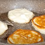 Швидкі пишні оладки з яблуками. Смачний сніданок для всієї родини за 10 хвилин