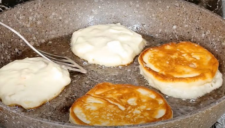 Швидкі пишні оладки з яблуками. Смачний сніданок для всієї родини за 10 хвилин