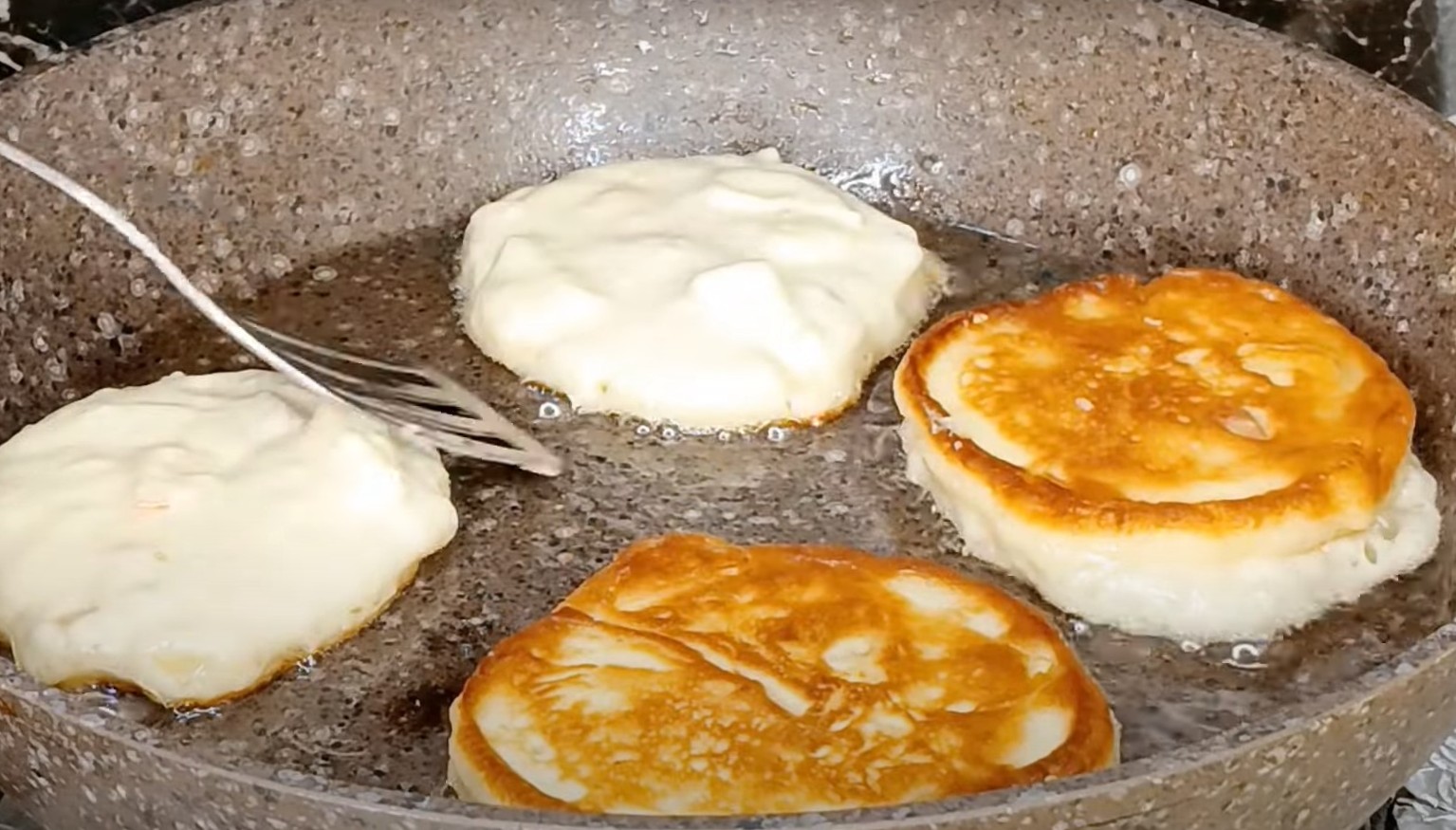 Швидкі пишні оладки з яблуками. Смачний сніданок для всієї родини за 10 хвилин