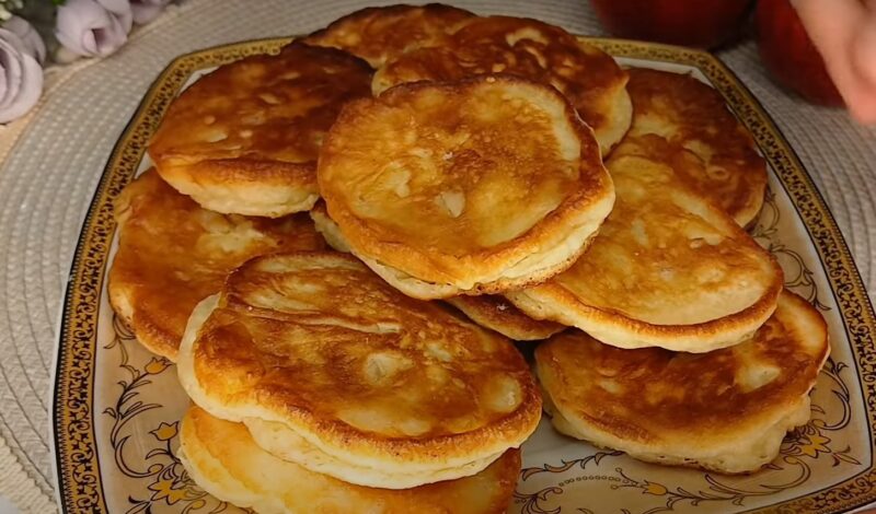 Швидкі пишні оладки з яблуками. Смак на сніданок для всієї родини
