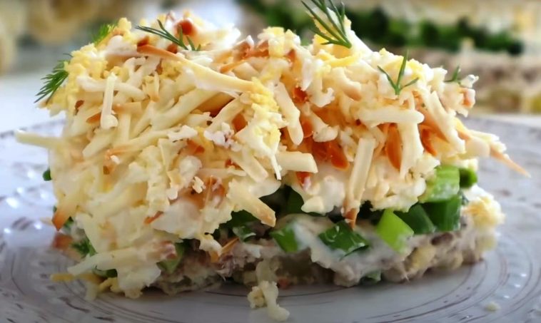 Замість набридлої “Мімози” готуємо новий святковий салат із незвичайним смаком на Новорічний стіл