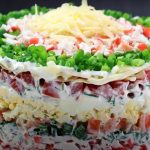 Новий салат з крабовими паличками. Незвичайне поєднання та свіжий смак