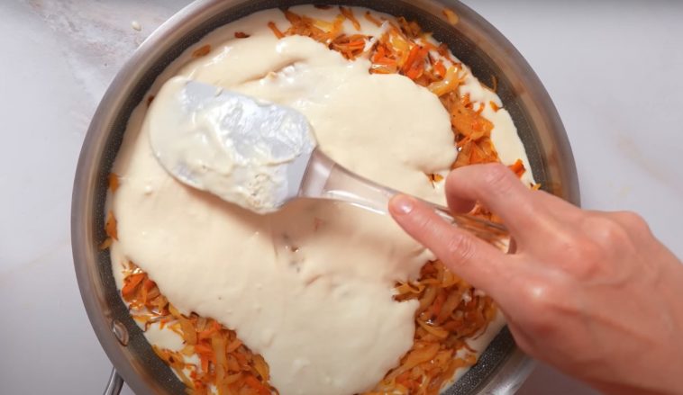 Ароматний, м'який та смачний. Заливний пиріг з капустою на сковороді