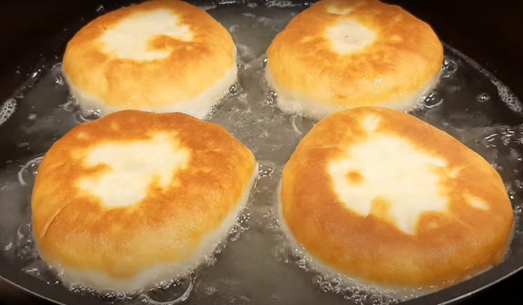 Біляші на кефірі. Рецепт за 15 хвилин: з'їдаються в одну мить