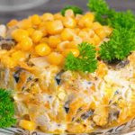 Салат з куркою, грибами та кукурудзою: неймовірно смачна страва для святкового меню - готується за 15 хвилин!