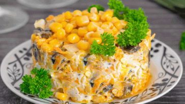 Салат з куркою, грибами та кукурудзою: неймовірно смачна страва для святкового меню - готується за 15 хвилин!