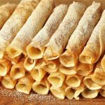 Вафельні трубочки на сковороді до чаю за 3 хвилини: тісто виходить хрустким та смачним