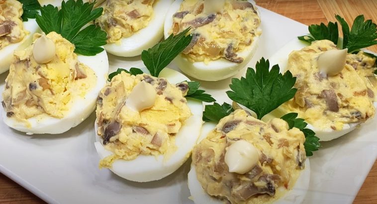 Банальна, але дуже смачна закуска на святковий стіл. Забутий рецепт із дитинства