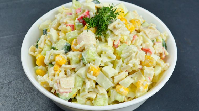 Який же це смачний салат із крабових паличок: традиційно готую на Старий Новий рік