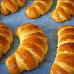 Пісні рогалики з повидлом без яєць - секрет королівської випічки