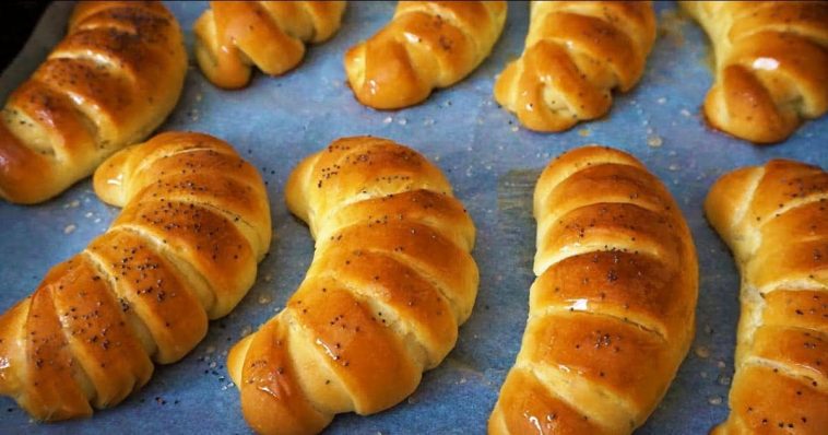 Пісні рогалики з повидлом без яєць - секрет королівської випічки