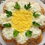 Закусочний торт-салат із крекерів - ефектна закуска, яка підкорить усіх гостей!