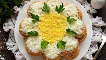 Закусочний торт-салат із крекерів - ефектна закуска, яка підкорить усіх гостей!