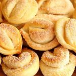 Ароматне цукрове печиво на кефірі: простий рецепт швидкої випічки до чаю