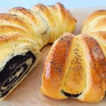 Дріжджовий рулет з маком, у якому тонке м’яке та повітряне тісто та багато багато маку