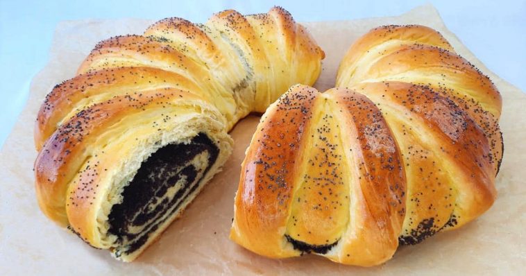 Дріжджовий рулет з маком, у якому тонке м’яке та повітряне тісто та багато багато маку