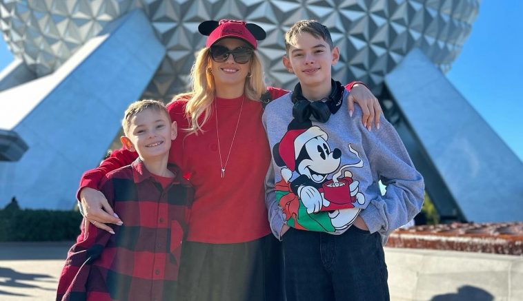 Співачка Ірина Федишин у мініспідничці показала, як з синами розважається у США