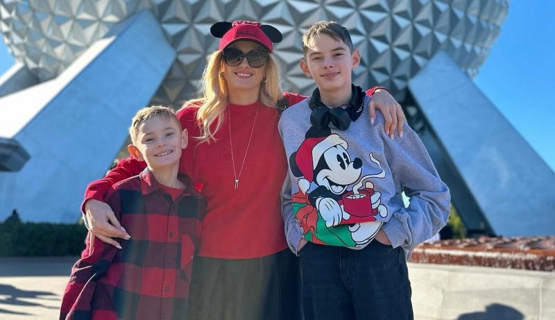 Співачка Ірина Федишин у мініспідничці показала, як з синами розважається у США