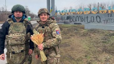 "Хіба тут до свят?": ведучий "Світу навиворіт" Комаров показав, як з військовими зустрів Різдво у Покровську