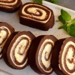Шоколадний рулет без випічки: швидкий рецепт для несподіваних гостей