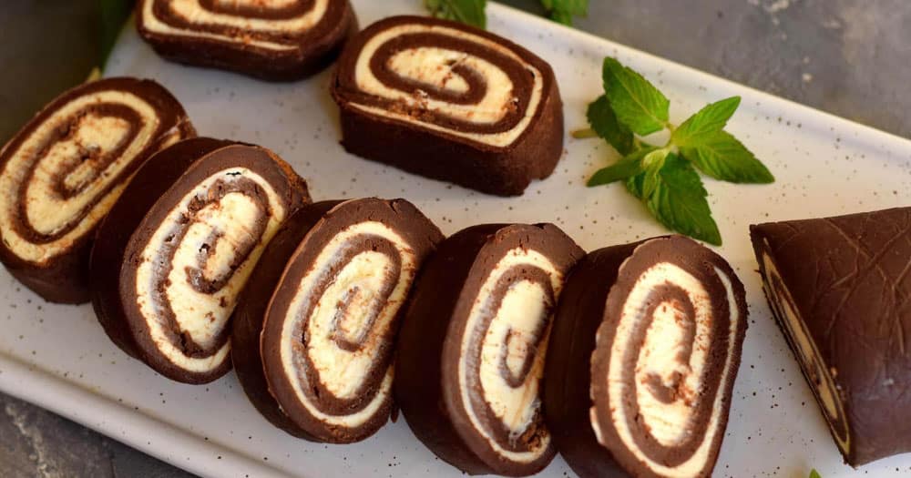 Шоколадний рулет без випічки: швидкий рецепт для несподіваних гостей