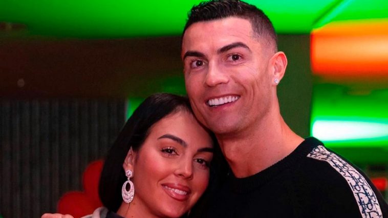 Наречена Роналду у вінтажній сукні з глибоким вирізом в зоні декольте наробила фото серед експонатів Dior