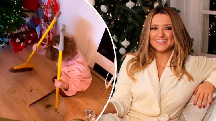 "Мамина помічниця": Наталія Могилевська зворушила відео, як її 4-річна донечка навколо ялинки прибирала