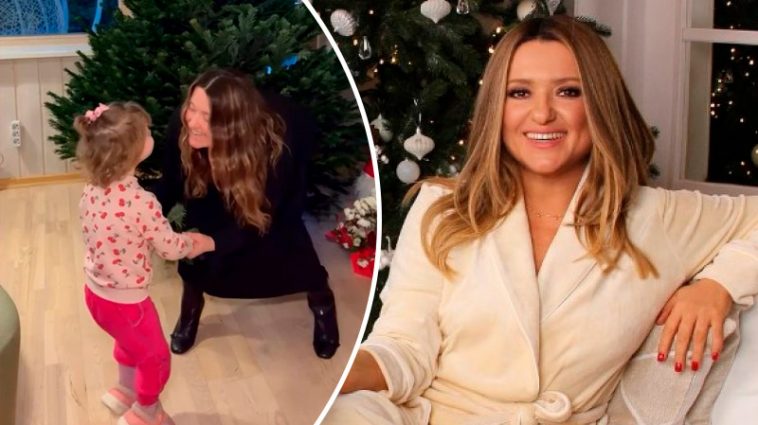 "Маємо дарувати радість": 49-річна Могилевська показала, як з 4-річною донькою ялинку ставила в будинку