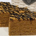 Смачний та пухкий медівник із кремом на основі смажених горіхів і вареного згущеного молока