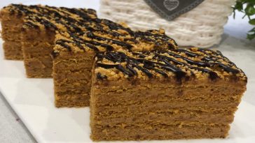 Смачний та пухкий медівник із кремом на основі смажених горіхів і вареного згущеного молока