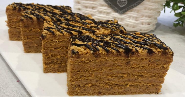 Смачний та пухкий медівник із кремом на основі смажених горіхів і вареного згущеного молока