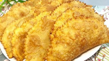 Мука та окріп – секрет ідеального тіста для вареників з щедрою начинкою!