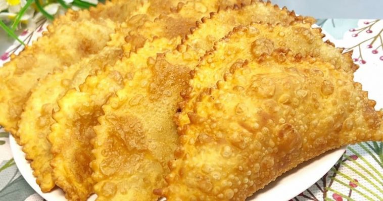 Мука та окріп – секрет ідеального тіста для вареників з щедрою начинкою!