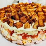 Новий смачний салат з сухариками, який точно смачніше Цезаря. Буду готувати на усі зимові свята