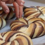 Прості та дуже красиві шоколадні булочки до чаю