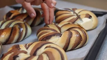 Прості та дуже красиві шоколадні булочки до чаю