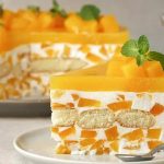 Сирний тортик з персиками: ніжний десерт за 20 хвилин, що підкорить з першого шматочка