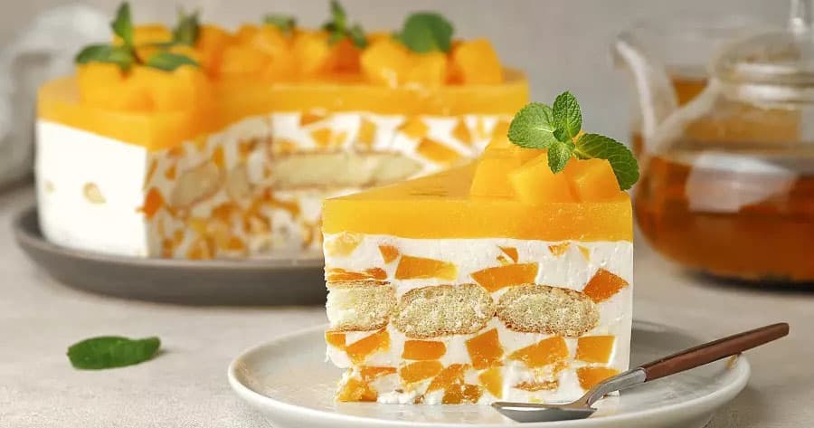 Сирний тортик з персиками: ніжний десерт за 20 хвилин, що підкорить з першого шматочка
