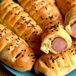 Сосиски в тісті за 10 хвилин. Рецепт такий легкий, що приготують навіть діти