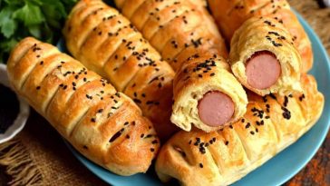 Сосиски в тісті за 10 хвилин. Рецепт такий легкий, що приготують навіть діти