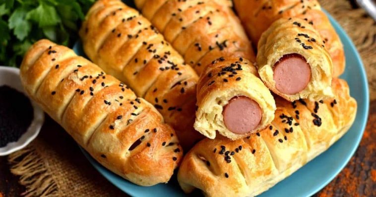 Сосиски в тісті за 10 хвилин. Рецепт такий легкий, що приготують навіть діти
