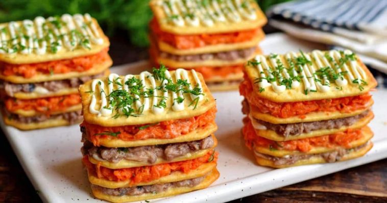 Закусочні міні-тортики з крекерів з найбюджетніших продуктів - гідна заміна бутербродам