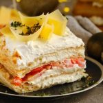 Закусочний Наполеон із сиром та помідорами: Рецепт ідеального торта-салату