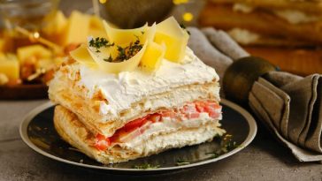 Закусочний Наполеон із сиром та помідорами: Рецепт ідеального торта-салату