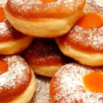 Ніжні та м’які пончики з цукровою пудрою та джемом - ідеальний десерт