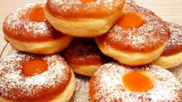 Ніжні та м’які пончики з цукровою пудрою та джемом - ідеальний десерт