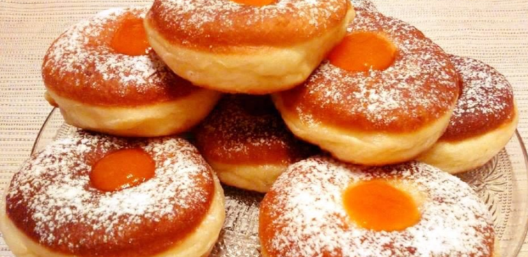 Ніжні та м’які пончики з цукровою пудрою та джемом - ідеальний десерт